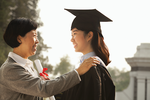 bảo hiểm giáo dục giúp con nhận phần thưởng trong học tập