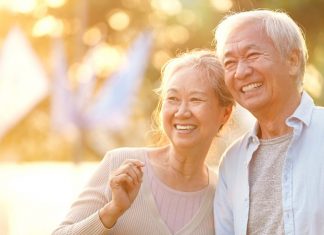 Có nên mua bảo hiểm nhân thọ cho người già không và cần lưu ý gì? bảo hiểm cho người già