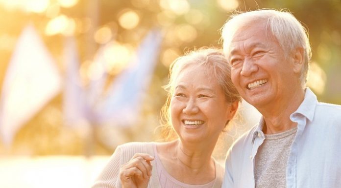 Có nên mua bảo hiểm nhân thọ cho người già không và cần lưu ý gì? bảo hiểm cho người già