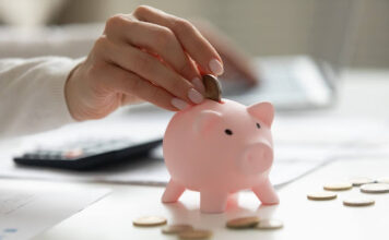 So sánh bảo hiểm nhân thọ và gửi tiết kiệm: Đầu tư nào lời hơn? nên mua bảo hiểm hay gửi tiết kiệm